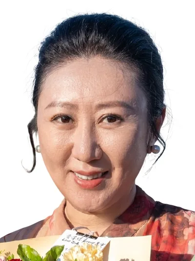 王虞粤 饰 大红