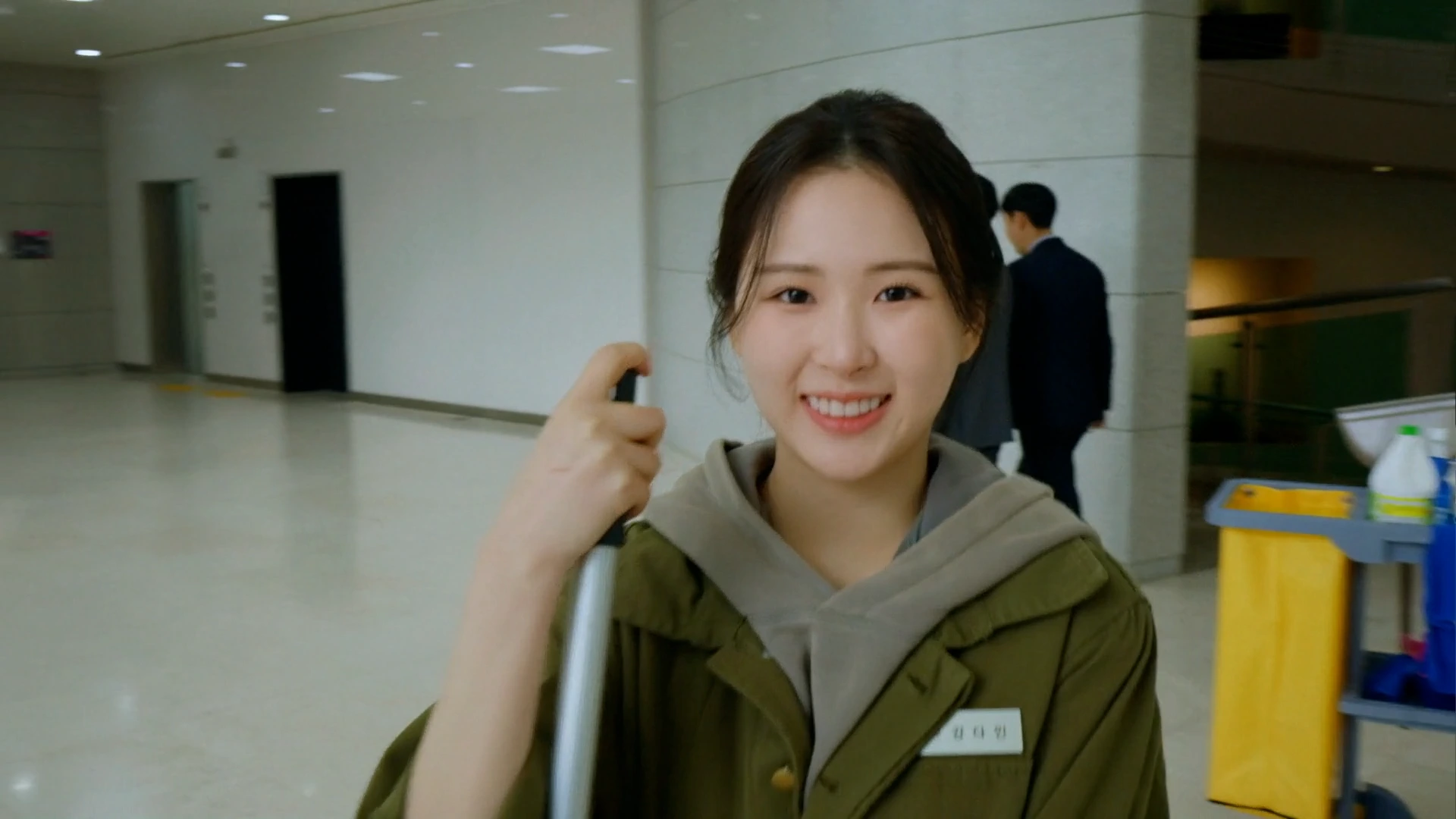 我和美女锁在办公室了 截图