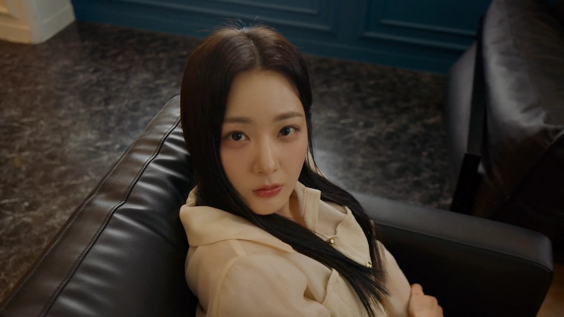 我和美女锁在办公室了 截图