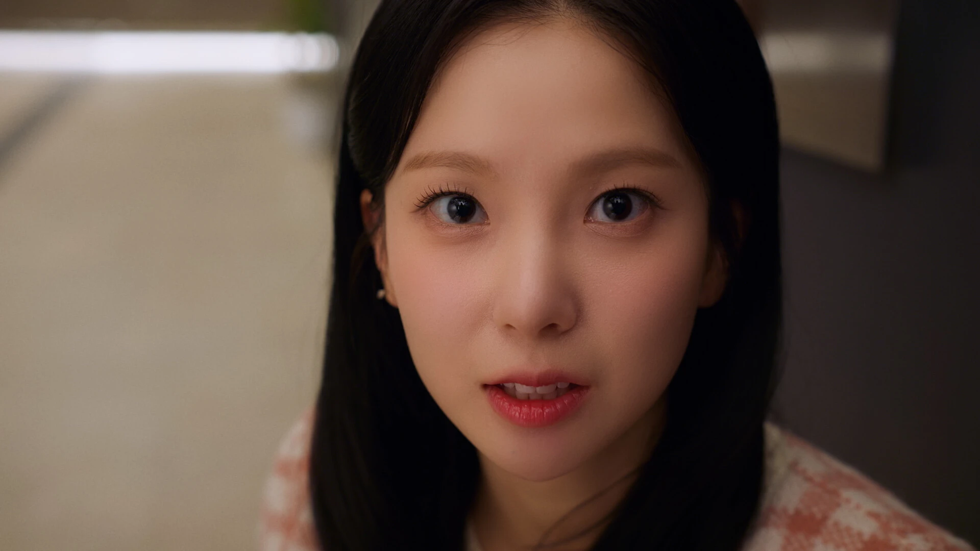 我和美女锁在办公室了 截图